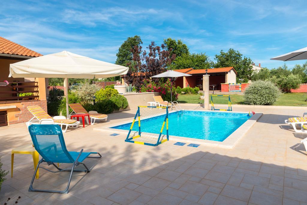 Villa Hacienda Rosemary Muntić Esterno foto