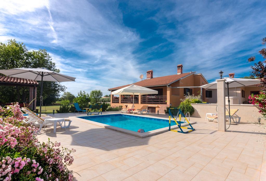Villa Hacienda Rosemary Muntić Esterno foto
