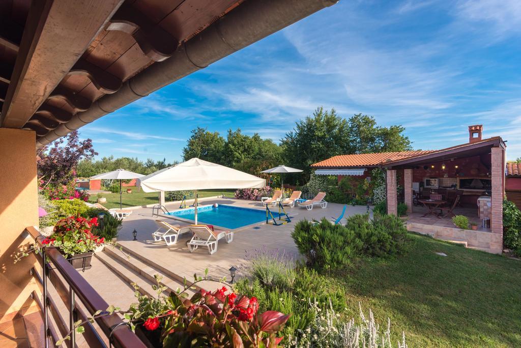 Villa Hacienda Rosemary Muntić Esterno foto