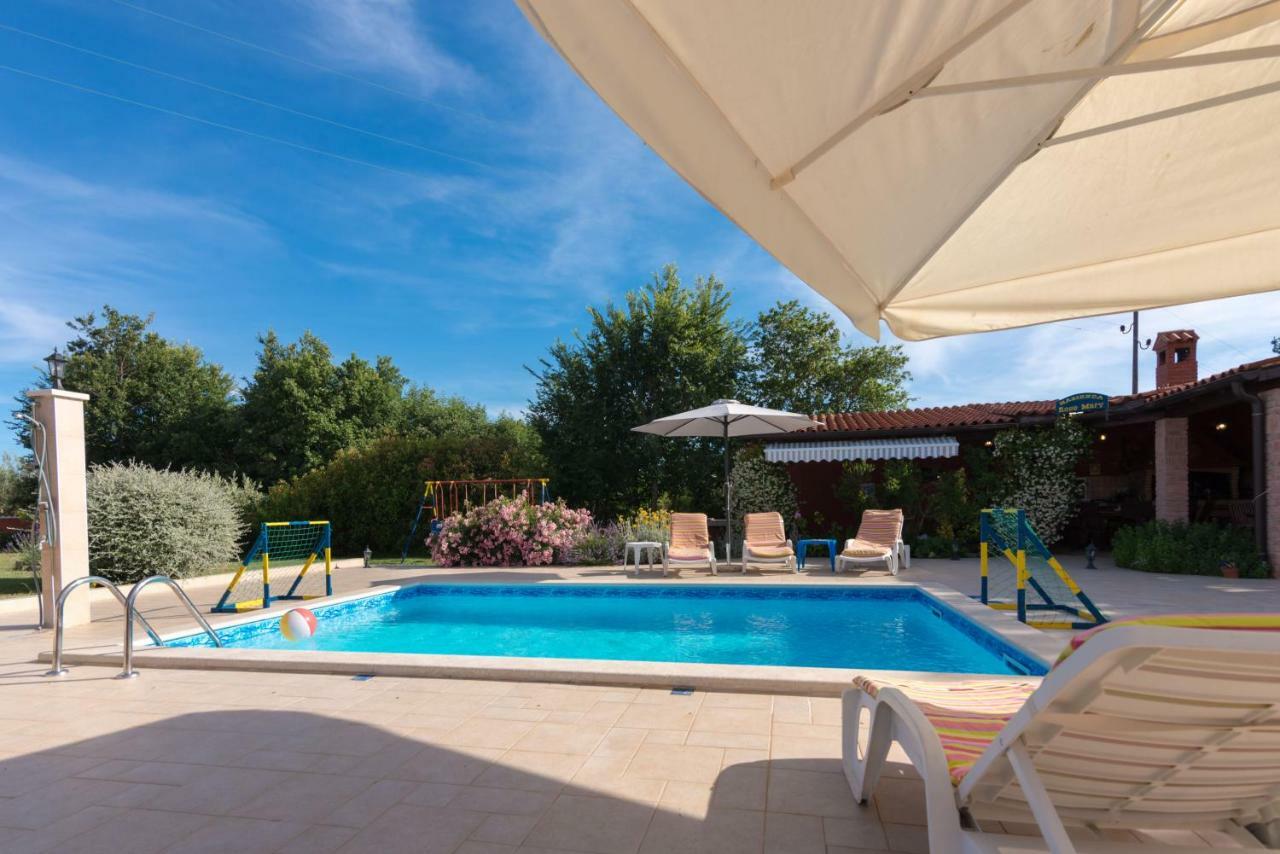 Villa Hacienda Rosemary Muntić Esterno foto