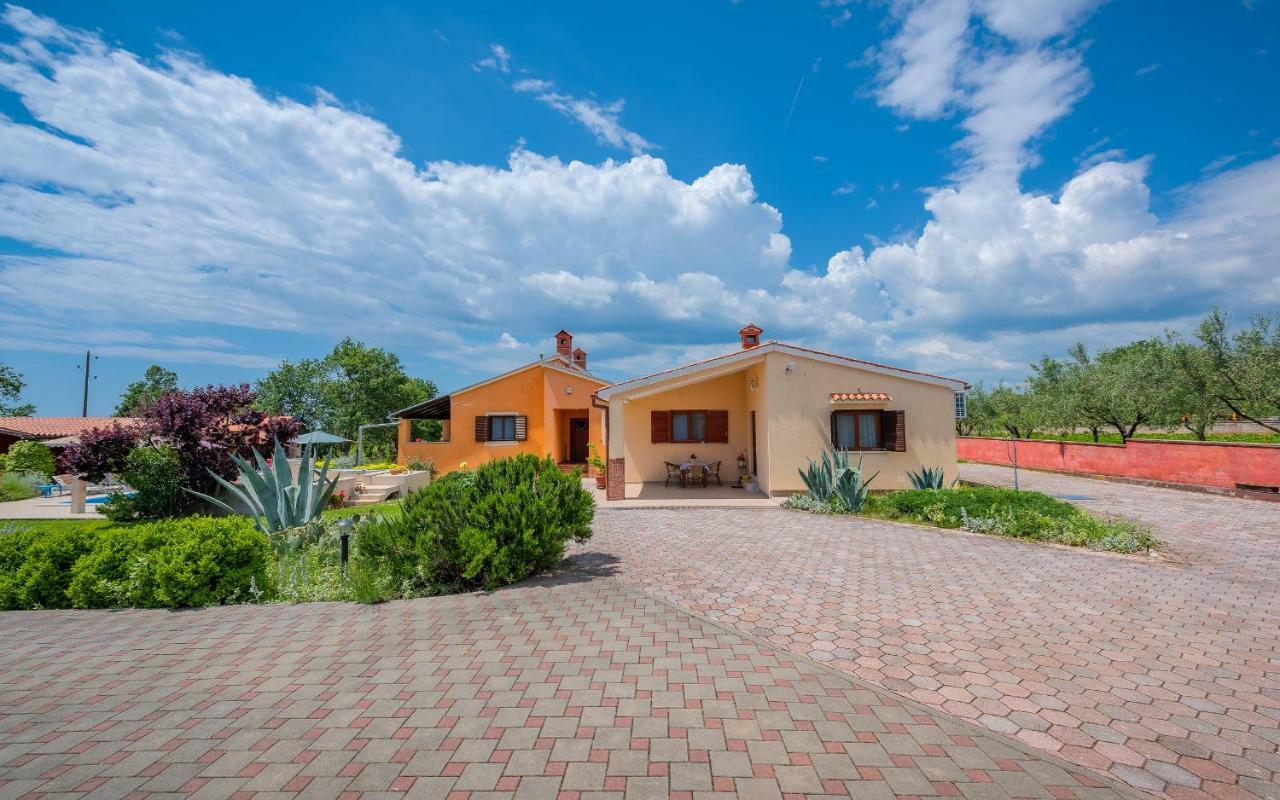 Villa Hacienda Rosemary Muntić Esterno foto