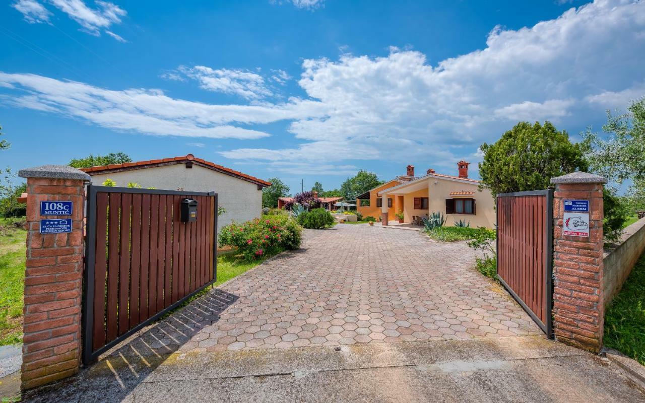 Villa Hacienda Rosemary Muntić Esterno foto