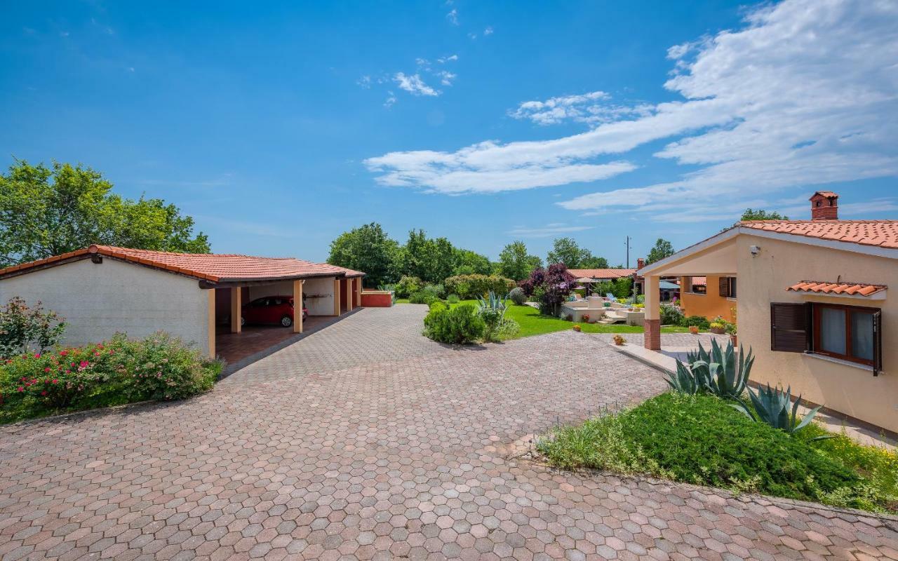 Villa Hacienda Rosemary Muntić Esterno foto