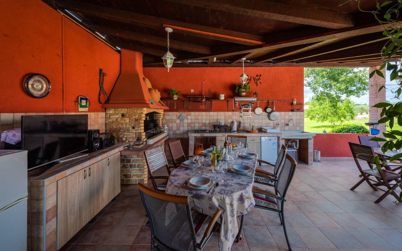 Villa Hacienda Rosemary Muntić Esterno foto