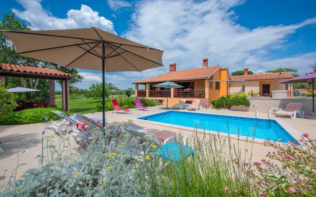 Villa Hacienda Rosemary Muntić Esterno foto