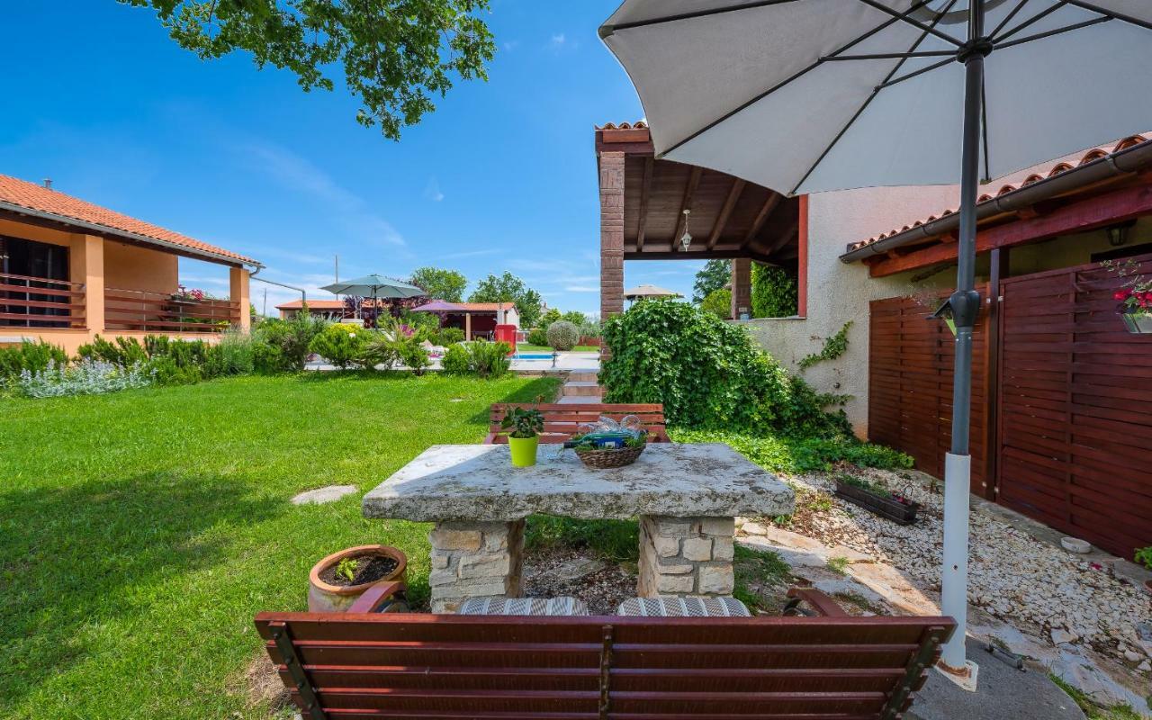 Villa Hacienda Rosemary Muntić Esterno foto